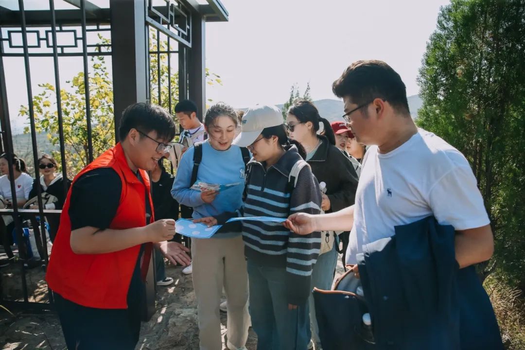 304永利集团圆满举办教职工登山活动