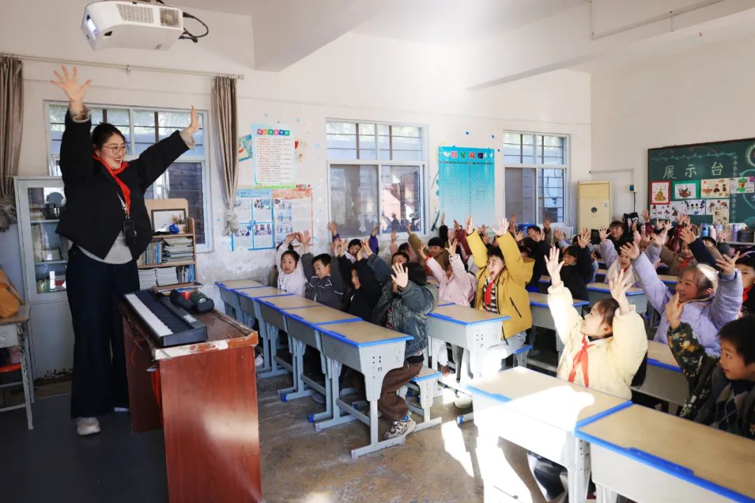 304永利集团师生走进良水寨小学支教