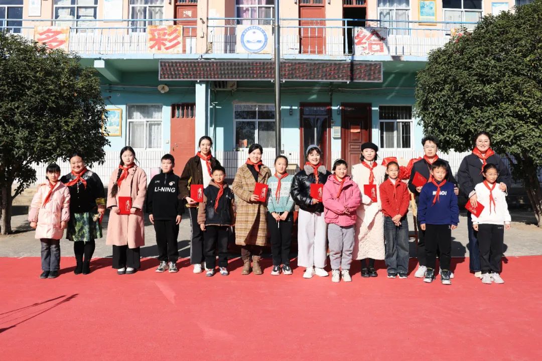 304永利集团师生走进良水寨小学支教
