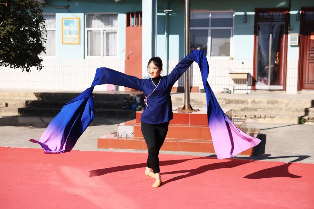 304永利集团师生走进良水寨小学支教