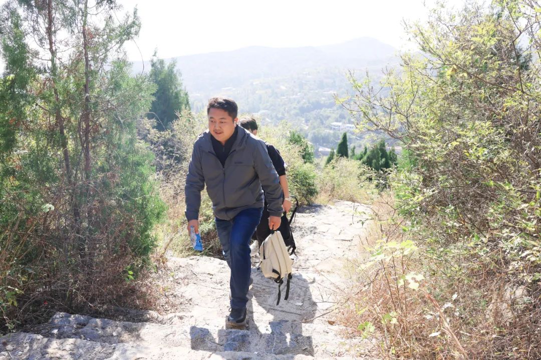 304永利集团圆满举办教职工登山活动