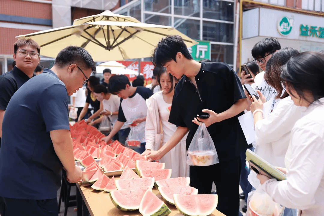 5000斤甜蜜暴击！今天，我们在城市学院“瓜”分快乐！